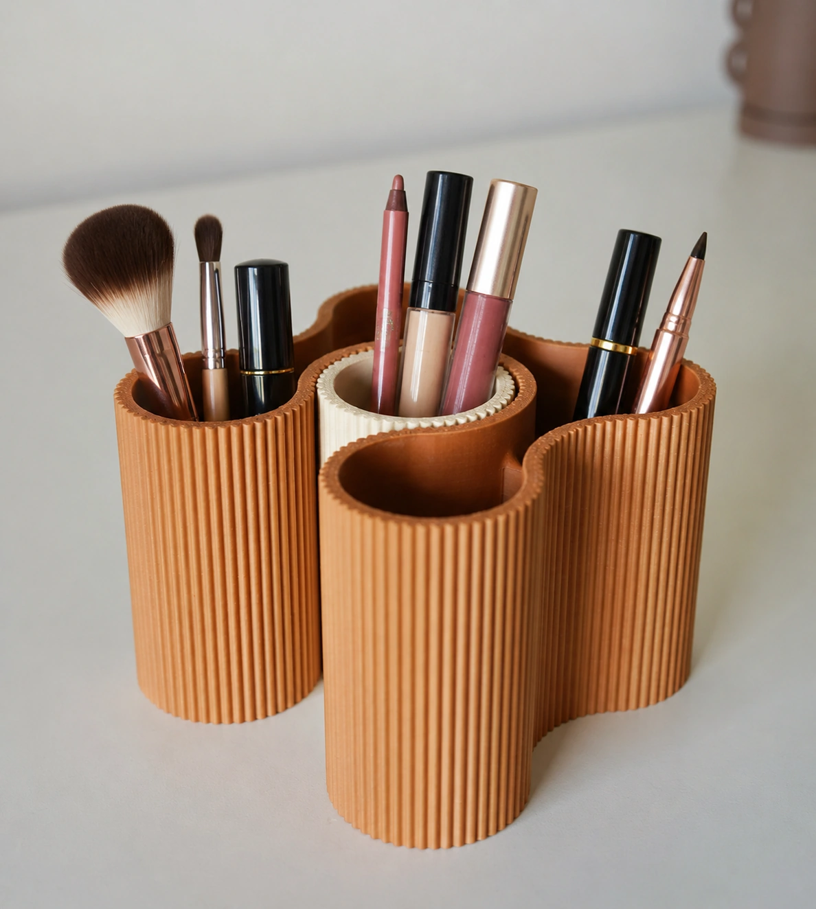 Snoova Compact con accesorios de escritorio en color cálido